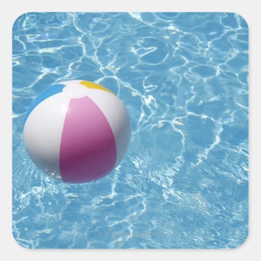 Beachball im Schwimmbad Quadratischer Aufkleber (Vorderseite)