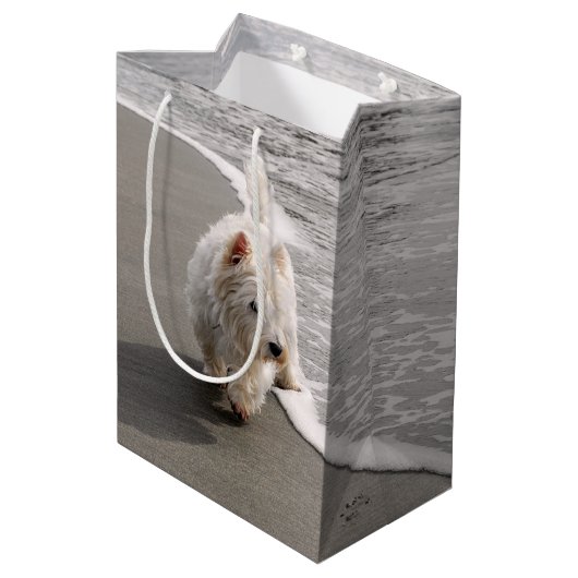 Beachcoming Westie Foto Geschenktasche Mittlere Geschenktüte (Rückseite Schrägansicht)
