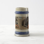 "Beachside Pals: Ein Staffy und sein Krabbenbeglei Bierglas (Mittel)