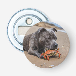 "Beachside Pals: Ein Staffy und sein Krabbenbeglei Flaschenöffner