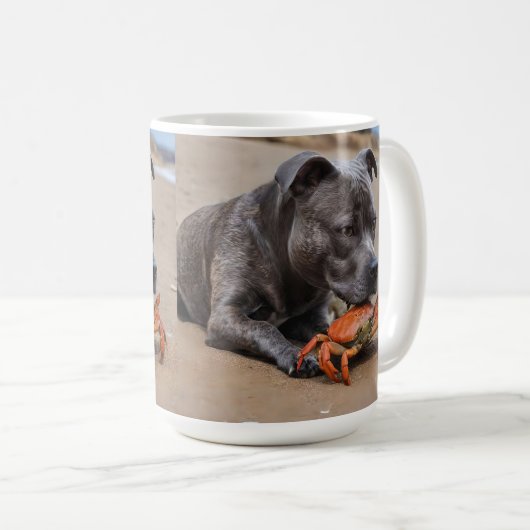 "Beachside Pals: Ein Staffy und sein Krabbenbeglei Kaffeetasse (VorderseiteRechts)