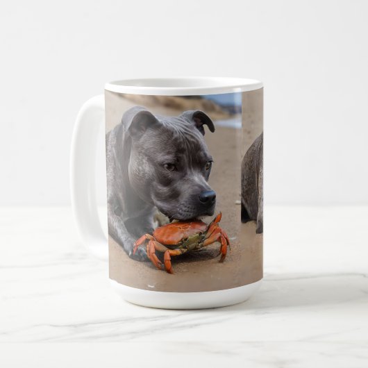 "Beachside Pals: Ein Staffy und sein Krabbenbeglei Kaffeetasse (Vorderseite Links)