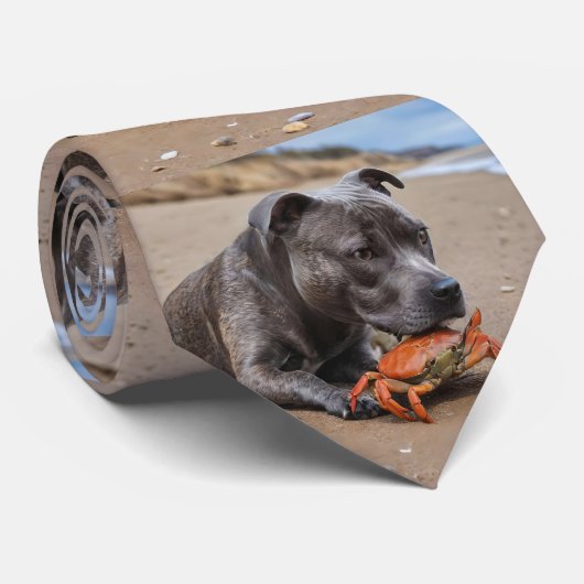 "Beachside Pals: Ein Staffy und sein Krabbenbeglei Krawatte (Gerollt)
