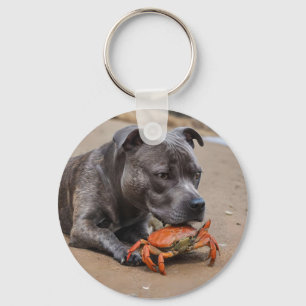 "Beachside Pals: Ein Staffy und sein Krabbenbeglei Schlüsselanhänger