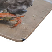 "Beachside Pals: Ein Staffy und sein Krabbenbeglei Schneidebrett (Ecke)