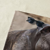 "Beachside Pals: Ein Staffy und sein Krabbenbeglei Strandtuch (Beispiel)