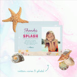 Beachy Birthday Mermaid Vielen Dank Lila Pink Blue Dankeskarte<br><div class="desc">Feiern Sie Ihre kleine Meerjungfrau mit dieser illustrierten Kindergeburtstagsfeier mit einer von Hand gezeichnet Meerjungfrau- und Strandszene. Diese Einladung enthält eine individuell anpassbare Rückseite,  die einen Bereich für Party-Details und ein Foto des Geburtstagskinders enthält. Variationen in den physischen Eigenschaften von mermaid vorhanden!</div>