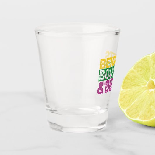 Beads Beignets und Bourbon Funny Mardi Gras Gesche Schnapsglas (Links)