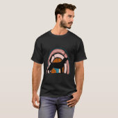 Beagel Hund mit Gemustertem Regenbogen T-Shirt (Vorne ganz)