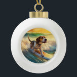 Beagle Beach Surfanstrich Keramik Kugel-Ornament<br><div class="desc">Tauchen Sie ein in die spielerische Welt des Kaninchen-Abenteuers mit diesem faszinierenden Bild. Ein gepflegter Hund geht zu den Wellen und reitet geschickt auf einem sonnengeküssten Strand. Das lebendige Kunstwerk vereint wunderbar das Wesentliche der Erregung am Strand, während der Hund furchtlos auf den Wellen reitet und den Geist von Spaß...</div>