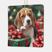 Beagle beim Einpacken von Weihnachtsgeschenken Mal Keramikornament (Links)