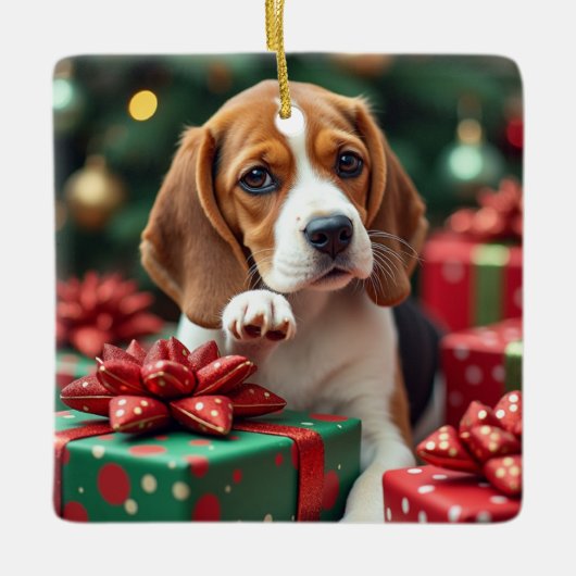 Beagle beim Einpacken von Weihnachtsgeschenken Mal Keramikornament (Vorderseite)
