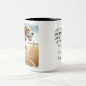 Beagle, der den Thru Field Coffee Tasse Cup läuft (Zentrum)