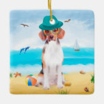 Beagle Dog on Beach Keramikornament<br><div class="desc">Ein Beagle,  der am Strand sitzt,  ist eine gute Geschenkidee für jemanden,  der diese Hundin Liebe.</div>