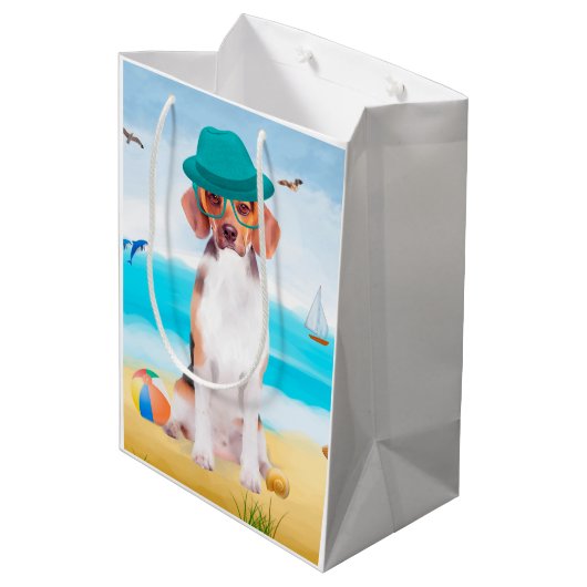 Beagle Dog on Beach Mittlere Geschenktüte (Rückseite Schrägansicht)
