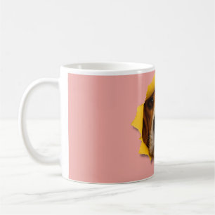 Beagle durch Papier Kaffeetasse