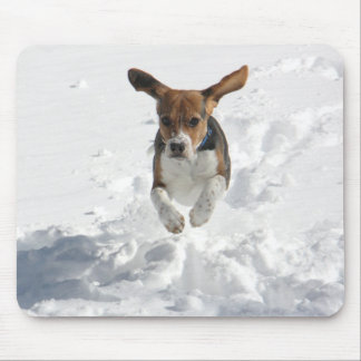 Beagle-Fliegen im Schnee Mousepad