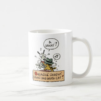 Beagle gefangenes Tanzen mit einer Katze Kaffeetasse