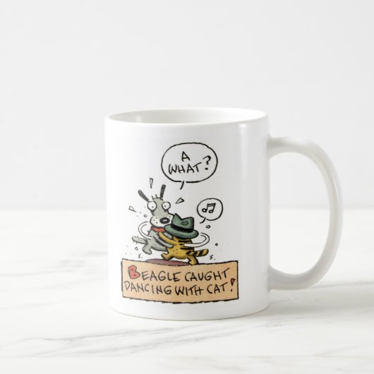 Beagle gefangenes Tanzen mit einer Katze Kaffeetasse (Rechts)