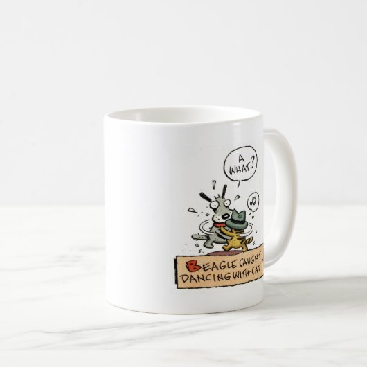 Beagle gefangenes Tanzen mit einer Katze Kaffeetasse (VorderseiteRechts)