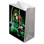 Beagle Hund Fahrrad St. Patrick's Day Mittlere Geschenktüte (Rückseite Schrägansicht)