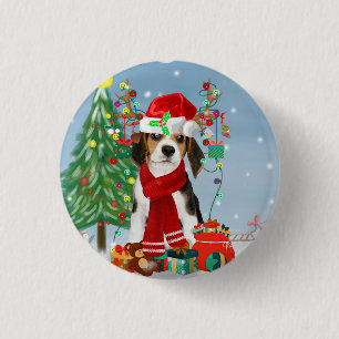 Beagle Hund im Schnee mit Weihnachtsgeschenken Button