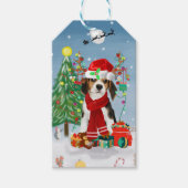 Beagle Hund im Schnee mit Weihnachtsgeschenken Geschenkanhänger (Vorderseite)