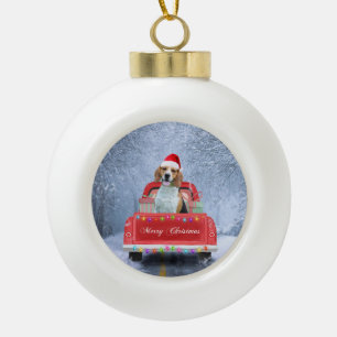 Beagle Hund im Schnee sitzen im Weihnachtswagen Keramik Kugel-Ornament