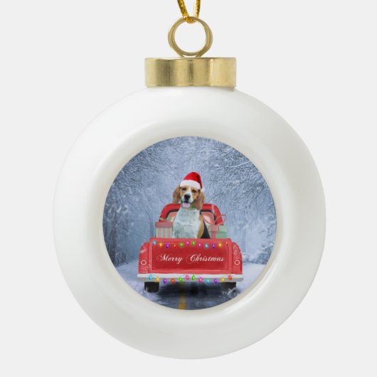 Beagle Hund im Schnee sitzen im Weihnachtswagen Keramik Kugel-Ornament (Vorderseite)