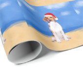 Beagle Hund sitzend am Weihnachtshut am Strand Geschenkpapier (Rolleneckpunkt)