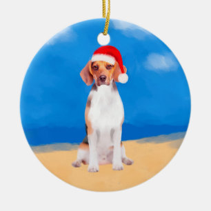 Beagle Hund sitzend am Weihnachtshut am Strand Keramik Ornament