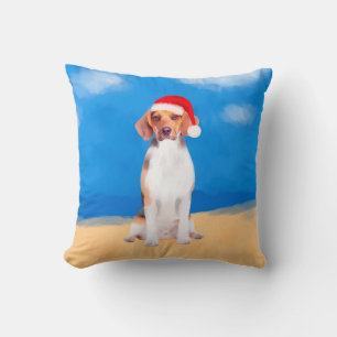 Beagle Hund sitzend am Weihnachtshut am Strand Kissen