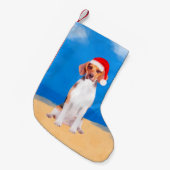 Beagle Hund sitzend am Weihnachtshut am Strand Kleiner Weihnachtsstrumpf (Vorderansicht (hängend))