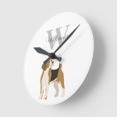 Beagle-Hund Wasserfarben-Monogramm Name  Runde Wanduhr (Winkel)