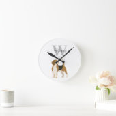 Beagle-Hund Wasserfarben-Monogramm Name  Runde Wanduhr (Zuhause)