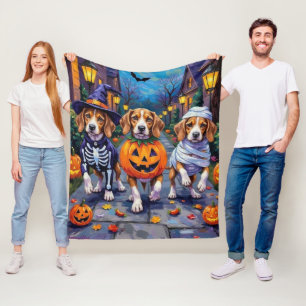 Beagle Hunde Trick-or-Treating in Halloween-Kostüm Fleecedecke