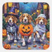 Beagle Hunde Trick-or-Treating in Halloween-Kostüm Quadratischer Aufkleber (Vorderseite)