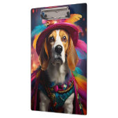 Beagle in einem Federhut Klemmbrett (Links)