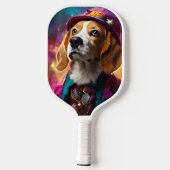 Beagle in einem rosa Hut Pickleball Schläger (Rückseite)