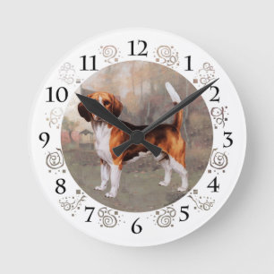 Beagle in ländlicher Umgebung Runde Wanduhr