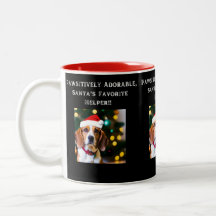 Beagle in Weihnachtsmannmütze auf Kaffee-Tasse