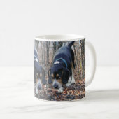 Beagle-Kaninchen, welches die Holz-Tasse jagt Kaffeetasse (VorderseiteRechts)