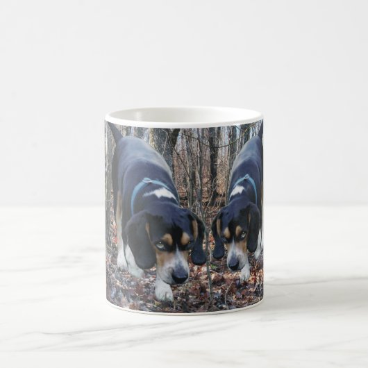Beagle-Kaninchen, welches die Holz-Tasse jagt Kaffeetasse (Mittel)