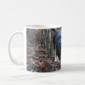 Beagle-Kaninchen, welches die Holz-Tasse jagt Kaffeetasse (Links)