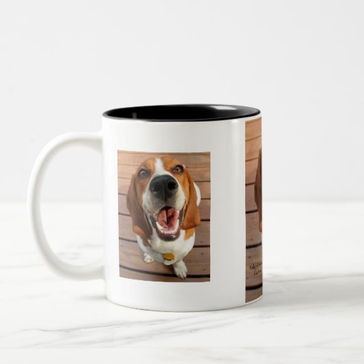 Beagle liebt Tasse (Links)
