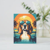 Beagle mit Sonnenbrille an einem tropischen Strand Postkarte (Stehend Vorderseite)