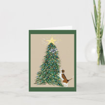 Beagle mit Waschbär im Weihnachtsbaum