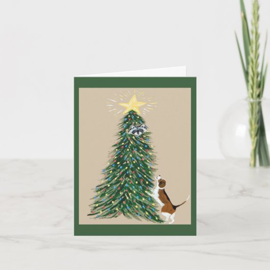 Beagle mit Waschbär im Weihnachtsbaum Einladung (Vorderseite)