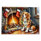 Beagle Sitting by Fireplace with Christmas Lights Große Geschenktüte (Rückseite)