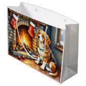 Beagle Sitting by Fireplace with Christmas Lights Große Geschenktüte (Rückseite Schrägansicht)